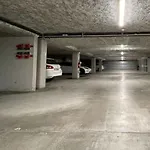 Happy With Private Parking 콜마